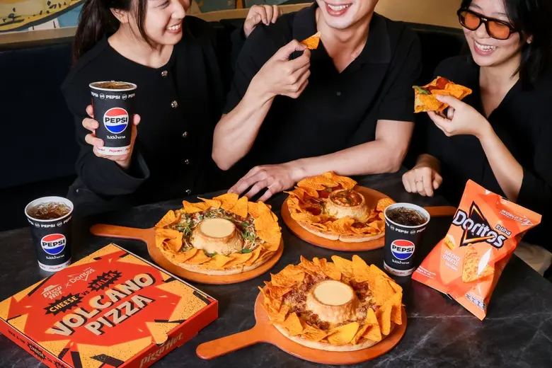 พิซซ่า ฮัท ผนึกกำลัง ซันโทรี่ เป๊ปซี่โค ประเทศไทย และ โดริโทส เปิดตัวเมนูใหม่ "พิซซ่าภูเขาไฟขอบโดริโทส ดิปชีสลาวา" คู่เป๊ปซี่ อร่อยซ่า กรุบกรอบ ดิปสนุกทุกโมเมนต์
