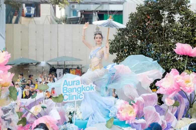 ปิดสงกรานต์สีลมแสนแตก!! ห่มสไบเล่นน้ำกลางเมือง "Amazing Bangkok Songkran Parade 2026" วีณา-โยชิ นำทีมขบวนพาเหรดสุดอลังการ