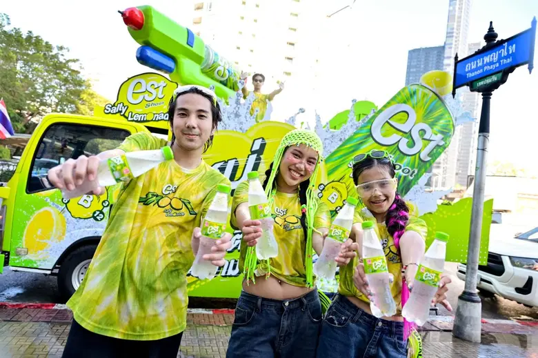 สาดความซ่ากระหึ่มทั่วประเทศ! "เอส" เปิดตัว "est Shoot Salty Lemonade" ยึดแลนด์มาร์คสาดน้ำทั่วไทย บูสทะลุกราฟให้ฉ่ำช่วงสงกรานต์