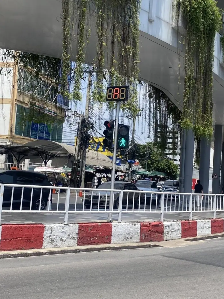 สจส. แจงสัญญาณไฟจราจรแยกเดอะมอลล์บางแคมีอุปกรณ์ครบ เตรียมติดตั้งไฟนับถอยหลังคนข้ามถนน เพิ่มกล้อง CCTV - ระบบ AI