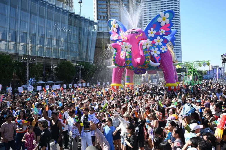 ไอคอนสยามคึกคัก สาด สนุก สุข สิริมงคล สงกรานต์ไทย