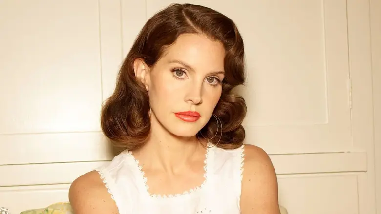 เซอร์ไพรส์! Lana Del Rey ปล่อยเพลงใหม่ "First Light" ประกอบวิดีโอเกม 007 First Light ผสานแนวดนตรี dream pop เข้ากับแนวเพลงทรงพลังฉบับ James Bond ได้อย่างลงตัว