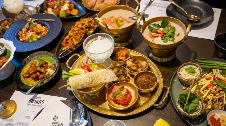 ห่มสไบทานข้าวแช่ดับร้อนเอกลักษณ์ไทยเสน่ห์ปลายจวักด้วยตำรับชาววัง 120 ปีที่ "วีแกนมหานคร"