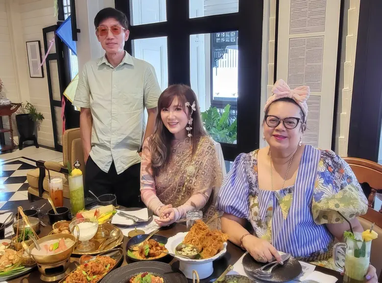 ห่มสไบทานข้าวแช่ดับร้อนเอกลักษณ์ไทยเสน่ห์ปลายจวักด้วยตำรับชาววัง 120 ปีที่ "วีแกนมหานคร"