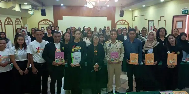 สสส. จับมือเครือข่ายศูนย์พัฒนาเด็กเล็กจ.กระบี่ พัฒนา "พลังรักไร้จอ" ท้องถิ่นจังหวัดฯ ชี้ "เปลี่ยนมือถือเป็นมือแม่" คือกุญแจสำคัญดึงเด็กรอดวิกฤตติดจอ