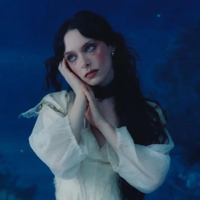 Holly Humberstone ปล่อย Cruel World อัลบั้มเต็มชุดที่ 2 พร้อมเพลงเพราะ "Beauty Pageant" ได้รับเสียงชื่นชมล้นหลามหลังขึ้นเวที Coachella 2026 ศิลปินคุณภาพน่าจับตามองในปีนี้