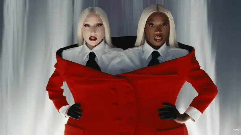 เพราะทุกวันคือรันเวย์! Lady Gaga x Doechii ประชันลุคแฟชั่นแบบไม่มีใครยอมใคร ใน MV ล่าสุด "Runway" เพลงประกอบหนัง The Devil Wears Prada 2 แซ่บไฟลุกทั้งหนังทั้งเพลง