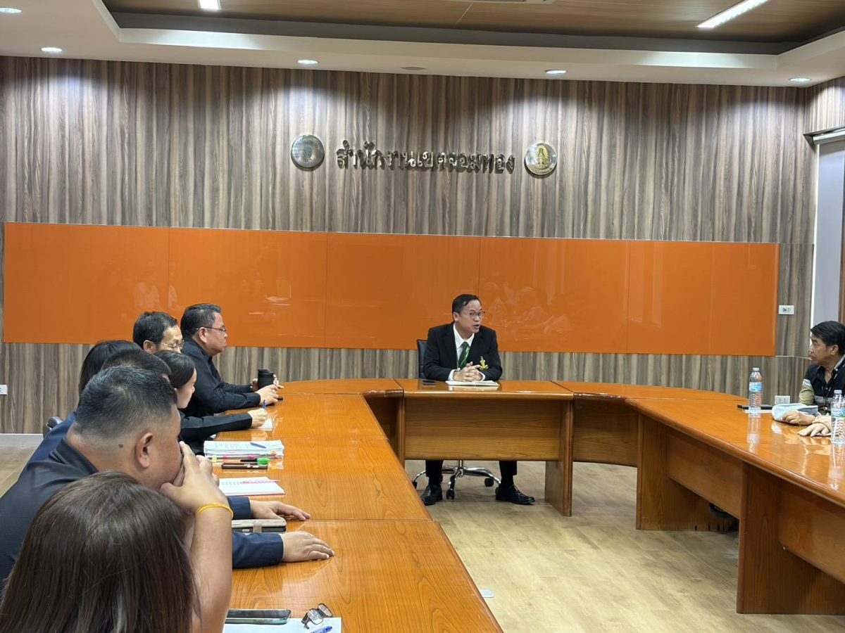 เขตจอมทองตรวจสอบเหตุบ้านทรุดตัวบริเวณชุมชนคลองบางค้อ กั้นพื้นที่เสี่ยง-เร่งให้ความช่วยเหลือผู้ได้รับผลกระทบ