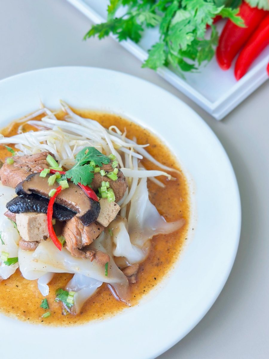 บางกอกแอร์เวย์ส ชวนลิ้มลองเมนูสตรีตฟูด "ก๋วยเตี๋ยวหลอดไก่ทรงเครื่อง" ณ Blue Ribbon Club Lounge ท่าอากาศยานสมุย ตลอดเดือนพฤษภาคมนี้