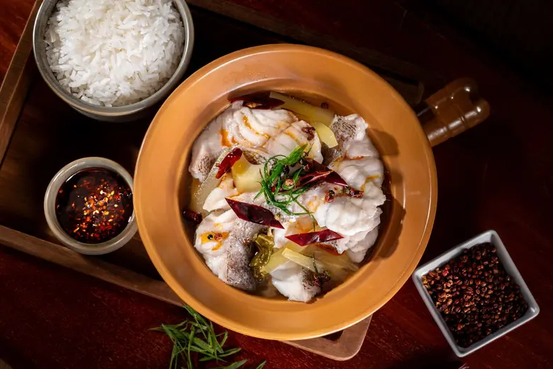เติมเต็มมื้อพิเศษด้วยรสชาติแห่งความอบอุ่น "ปลาเก๋าต้มผักกาดดองหม้อดิน" ณ ห้องอาหารเพลท