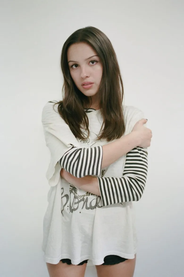 Olivia Rodrigo ปล่อยอัลบั้มที่ทุกคนรอคอย you seem pretty sad for a girl so in love พร้อมซิงเกิลใหม่ส่งอารมณ์แบบจัดเต็มใน "stupid song" ตอกย้ำสถานะซูเปอร์สตาร์รุ่นใหม่ชัดเจน