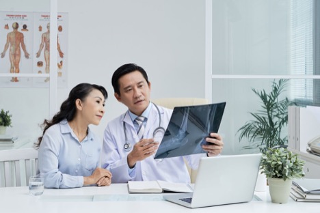 สัญญาณอันตราย! 5 อาการที่ต้องรีบพบหมอกระดูกและข้อด่วน