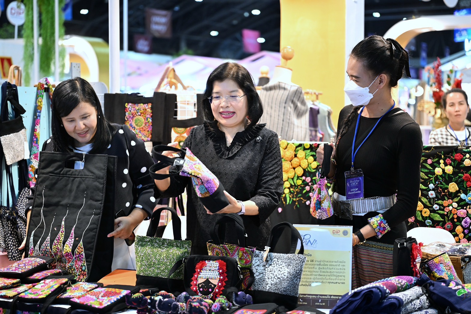 กรมทรัพย์สินทางปัญญา ยกทัพสินค้า "IP Local Hero" ร่วมงานศิลปาชีพ ประทีปไทย OTOP หลอมดวงใจด้วยพระบารมี ปี 2569 ขยายตลาดของดีชุมชนไทย สร้างโอกาสการค้าอย่างยั่งยืน