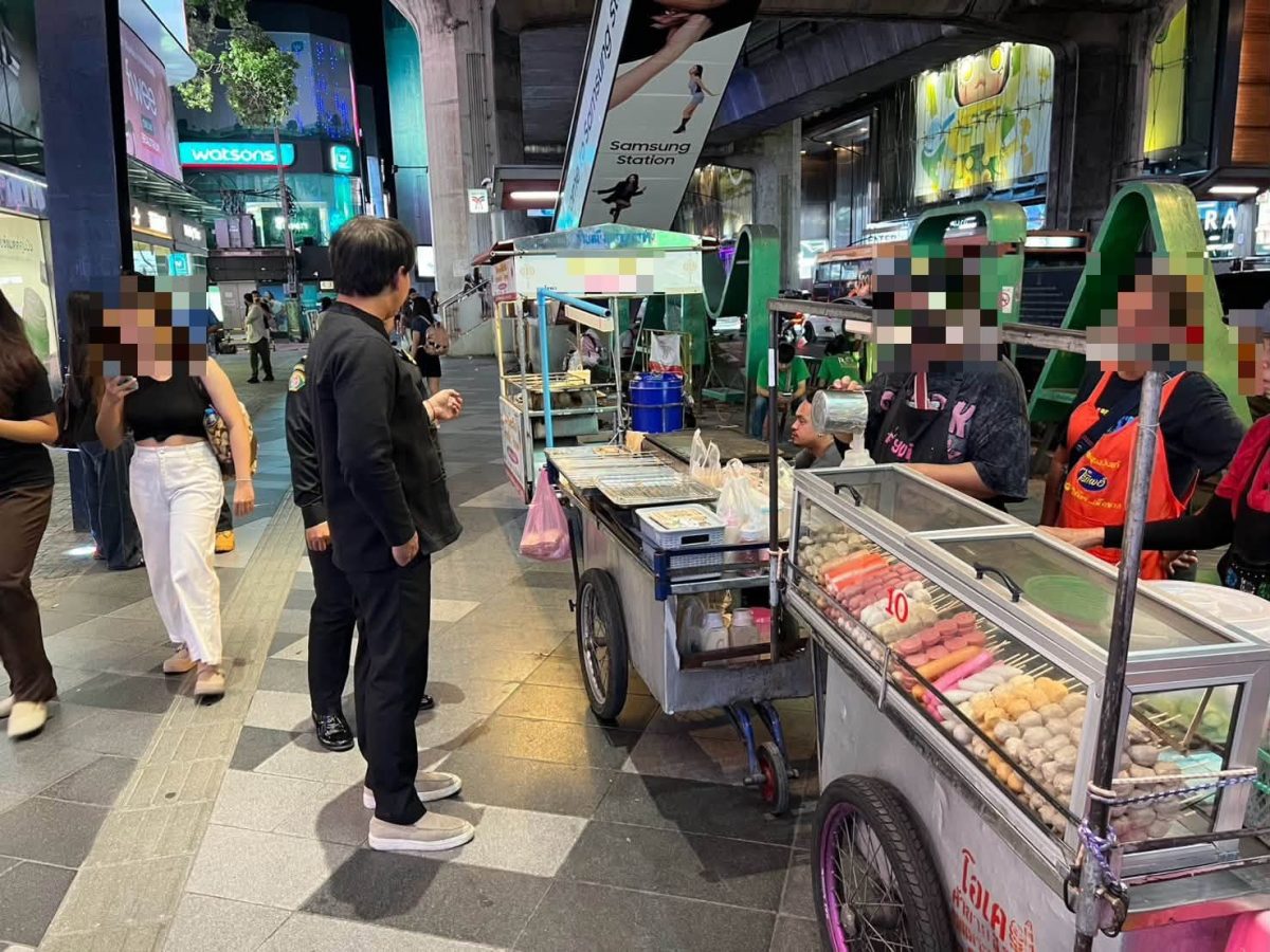 เขตปทุมวัน ลุยจัดระเบียบหาบเร่แผงลอยบนทางเท้าย่านสยามสแควร์ คืนพื้นที่สาธารณะให้คนกรุงสัญจรได้สะดวกปลอดภัย
