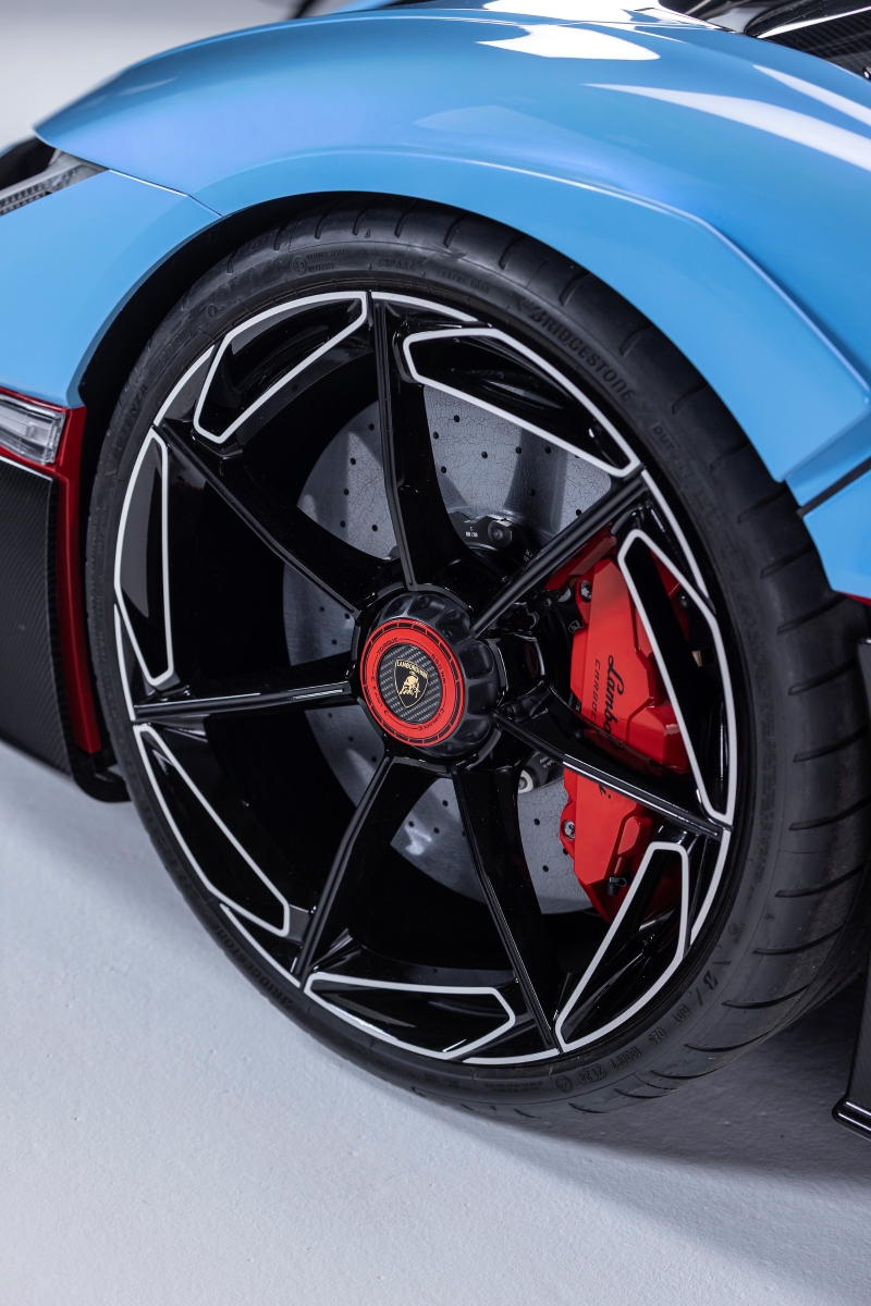 บริดจสโตนได้รับเลือกในฐานะพันธมิตรด้านยางรถยนต์ให้ 'Lamborghini Fenomeno Roadster' ซูเปอร์คาร์เปิดประทุนทรงพลังที่สุดในประวัติศาสตร์ลัมโบร์กินี