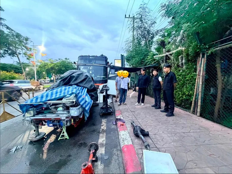 เขตปทุมวัน กวดขันผู้ฝ่าฝืนซ่อมรถบนทางสาธารณะ กำชับเร่งแก้ไขคราบน้ำมัน-ย้ายรถจอดกีดขวางทางเท้าบริเวณถนนเลียบคลองผดุงกรุงเกษม