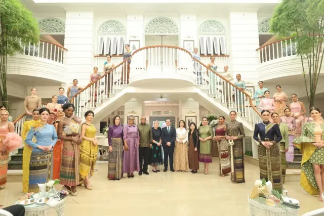 Miss International Queen(R) 2026 ถ่ายทอดความงดงามของชุดไทยพระราชนิยม ควบคู่แฟชั่นร่วมสมัยจากผ้าโขมพัสตร์ สู่สายตาชาวโลก ในงาน The High Tea Heritage: Culture &amp; Couture