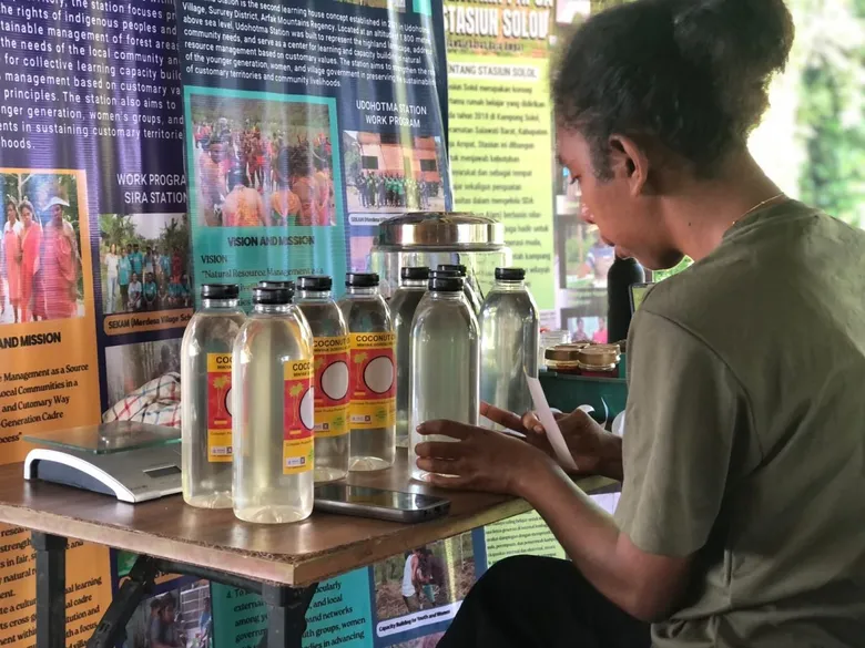 ผลิตภัณฑ์น้ำมันมะพร้าวธรรมชาติ เส้นทางสู่วิถีชีวิตชุมชนพอเพียงของชาวโซลอล อินโดนีเซีย