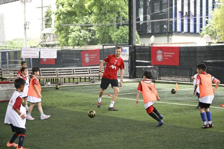 JAL และ Liverpool FC นำ "LFC Soccer Clinic presented by Japan Airlines" สู่ประเทศไทย สานต่อภารกิจ CSR ระดับโลก สร้างแรงบันดาลใจให้เยาวชนรุ่นใหม่