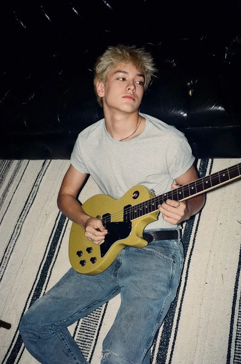 Hudson Stone ศิลปินหนุ่มคลื่นลูกใหม่มาแรง ส่งซิงเกิลใหม่ "Talk" เพลงอินดี้ร็อกติดหูชวนสำรวจความสัมพันธ์ เมื่อความรักอาจไม่พอ หากสองคนสื่อสารกันไม่เข้าใจ