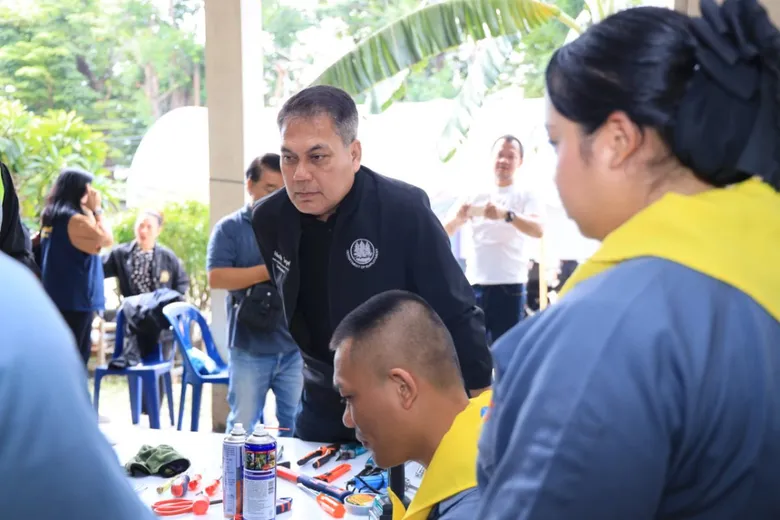 'พิพัฒน์ชัย' - 'ก่อแก้ว' นำทีมกระทรวงแรงงาน ลุยแฟลตคลองจั่น - ซอยซีเมนต์ไทย ตั้งศูนย์ซ่อม สร้าง สุข รับซ่อมรถมอไซต์ - เครื่องใช้ไฟฟ้า ตรวจสุขภาพ - ฟื้นอาชีพหลังน้ำลด บริการฟรี!! ถึงชุมชน