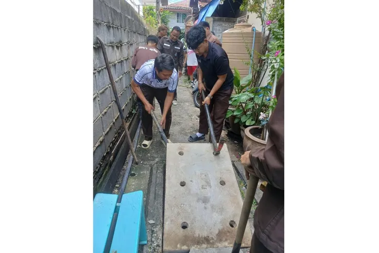 เขตดุสิต ติดตามแก้ไขปัญหาฝาบ่อพักท่อระบายน้ำชำรุด บริเวณชุมชนสินทรัพย์ เพิ่มความปลอดภัย