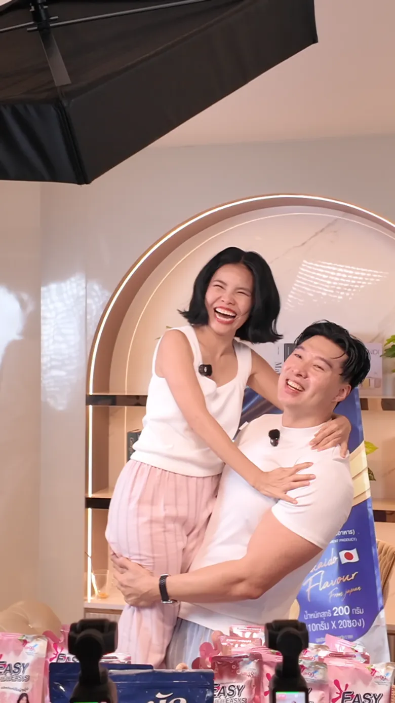 แบรนด์ก็ชงเก่งเกิ๊นนน เสิร์ฟต่อความจิ้นไม่ให้พัก จับ "รุ้ง-หยวน" มาไลฟ์คู่กันซะเลย งานนี้จะขายของหรือขายหวาน ต้องตามไปดู!