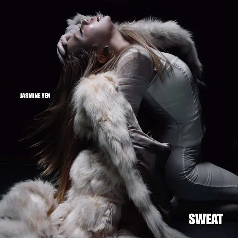 มืดมนอย่างน่าหลงใหล Jasmine Yen ปลดปล่อยสัญชาตญาณดิบผ่าน "SWEAT" ผสาน แฟชั่น-ดราม่า ในผลงานสะท้อนจิตวิญญาณป็อปสุดดาร์ก
