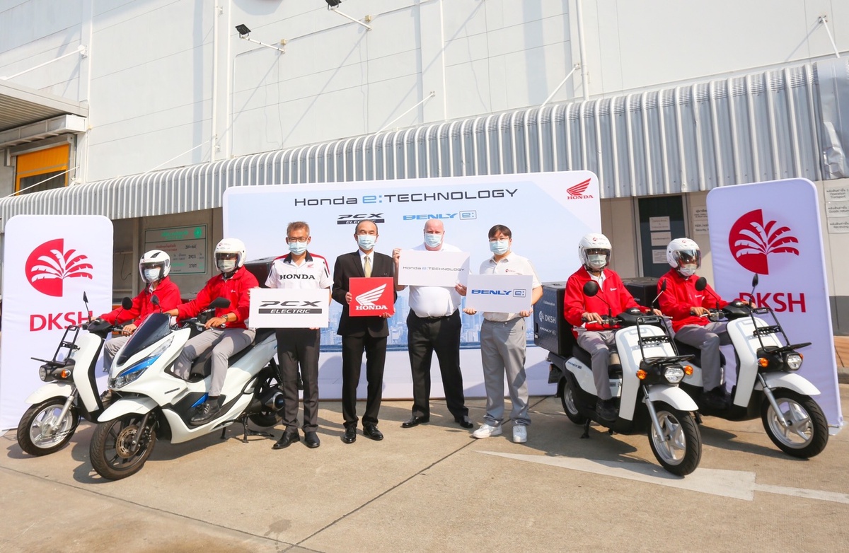 รถจักรยานยนต์ฮอนด้าจับมือ DKSH (Thailand) ต่อยอดการพัฒนา EV Ecosystem ทดลองขนส่งสินค้าด้วย PCX Electric และ Benly-e