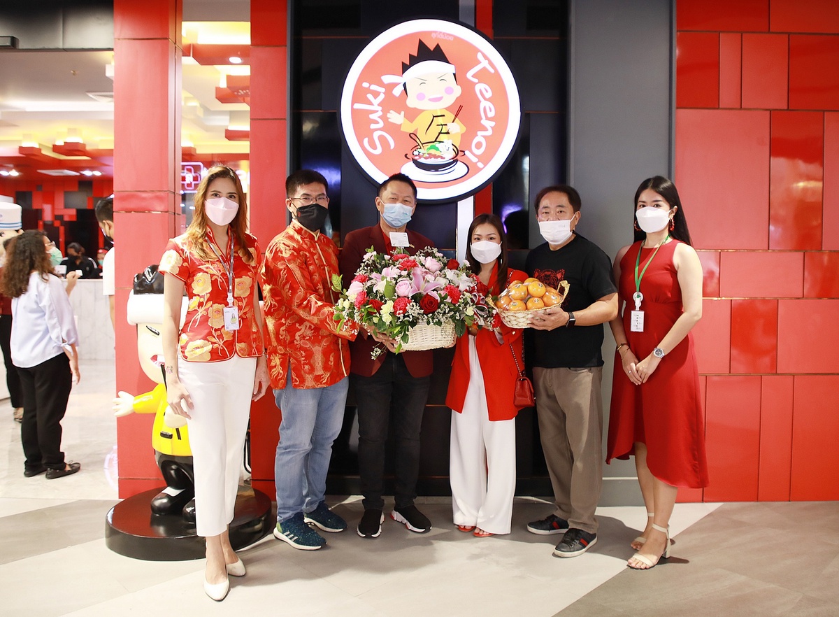 เอ็ม บี เค เซ็นเตอร์ มอบดอกไม้แสดงความยินดีเปิดร้านสุกี้ตี๋น้อย พร้อมมอบส้มมงคลร่วมเฉลิมฉลองในเทศกาลตรุษจีน
