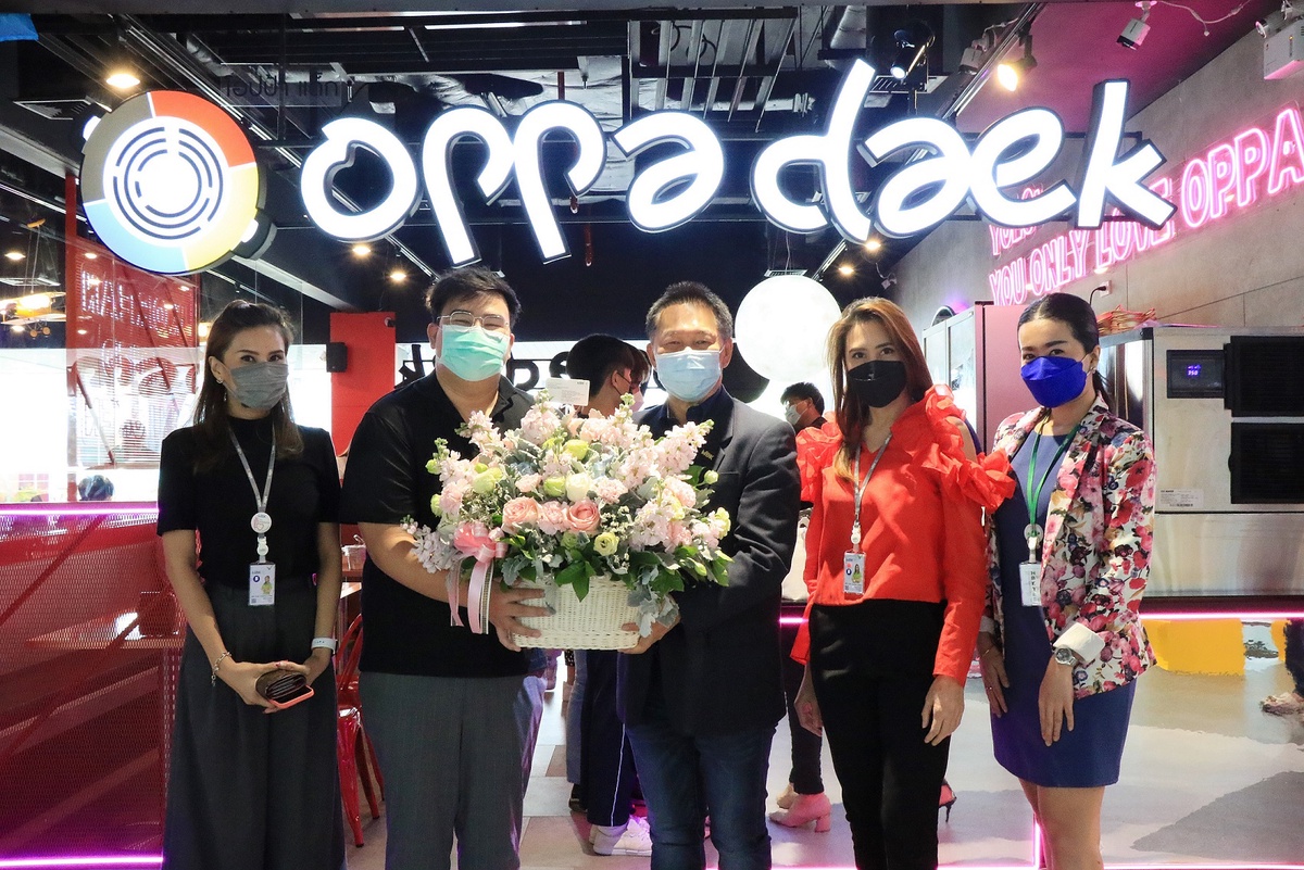 เอ็ม บี เค เซ็นเตอร์ มอบดอกไม้แสดงความยินดี Oppa Daek เปิดสาขาใหม่เอาใจสายอาหารเกาหลีชั้น 2 โซน B