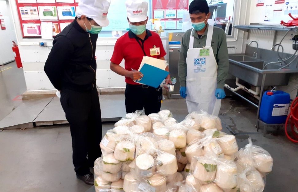 มูลนิธิปิดทองหลังพระฯ ร่วมกับ ซีพี ชูมะพร้าวน้ำหอมบ้านทุ่งโป่ง พืชเศรษฐกิจใหม่นำร่อง ผลักดันผลผลิตสู่แม็คโคร