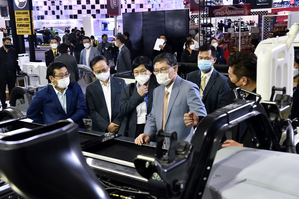 ดร. เอนก เหล่าธรรมทัศน์ ยกทัพผลงานวิจัยเด่นยานยนต์ไฟฟ้าดัดแปลงต้นแบบฝีมือคนไทย ร่วมจัดแสดงในงานมอเตอร์โชว์ 2022 มุ่งผลักดันอุตสาหกรรมระบบคมนาคมอนาคตไทย