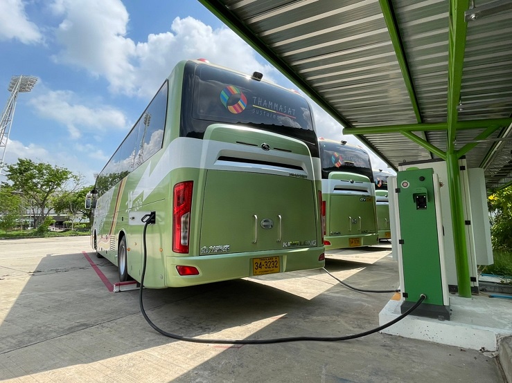 CHO ส่งมอบรถ EV Bus รับ-ส่งบุคลากร มธ. ศูนย์รังสิต