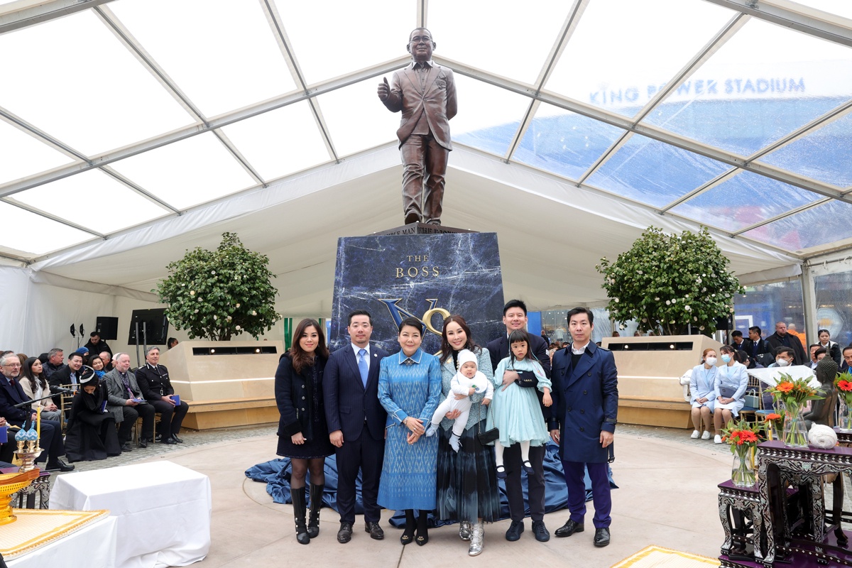 ครอบครัวเลสเตอร์ ซิตี้ ร่วมพิธีเปิดอนุสาวรีย์ คุณวิชัย ศรีวัฒนประภา อย่างเป็นทางการ ในวันที่ 4 เมษายน 2565