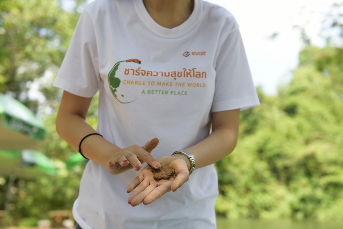 อีโวลท์ เทคโนโลยี จัดกิจกรรม Evolt's CSR ชวนชาร์จความสุขให้โลก ปลูกป่าและทำไข่เค็มใบเตย ที่ อ.แก่งกระจาน จ.เพชรบุรี ตอกย้ำภารกิจสร้างสังคมคาร์บอนต่ำ