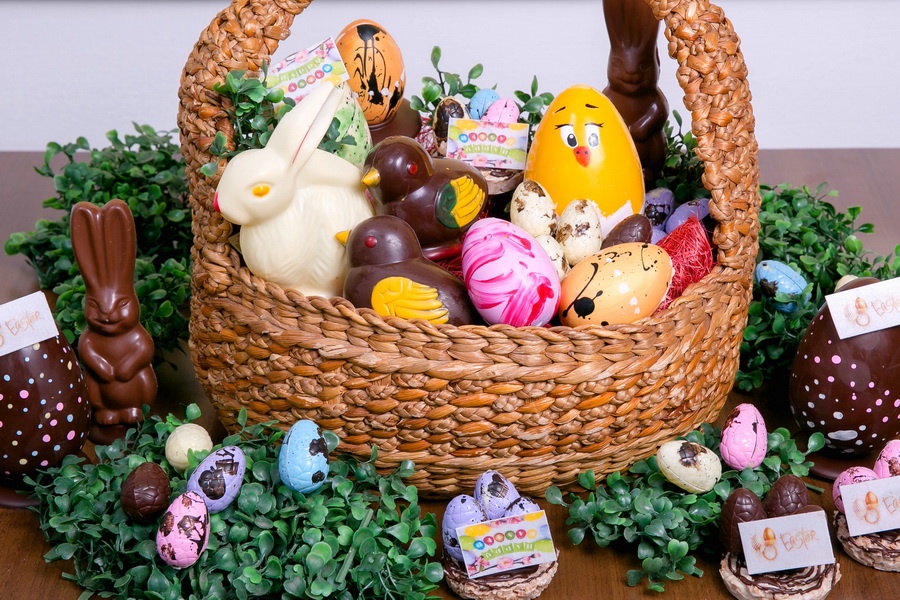 ฉลองเทศกาลอีสเตอร์ด้วยช็อกโกแลตไข่หลากสี และกระต่ายน้อยน่ารัก