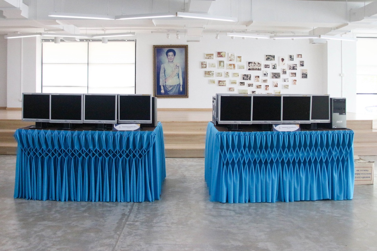 สำนักวิทยบริการและเทคโนโลยีสารสนเทศ มรภ.รำไพฯ มอบเครื่องคอมพิวเตอร์ให้โรงเรียนในพื้นที่ที่ขาดแคลน