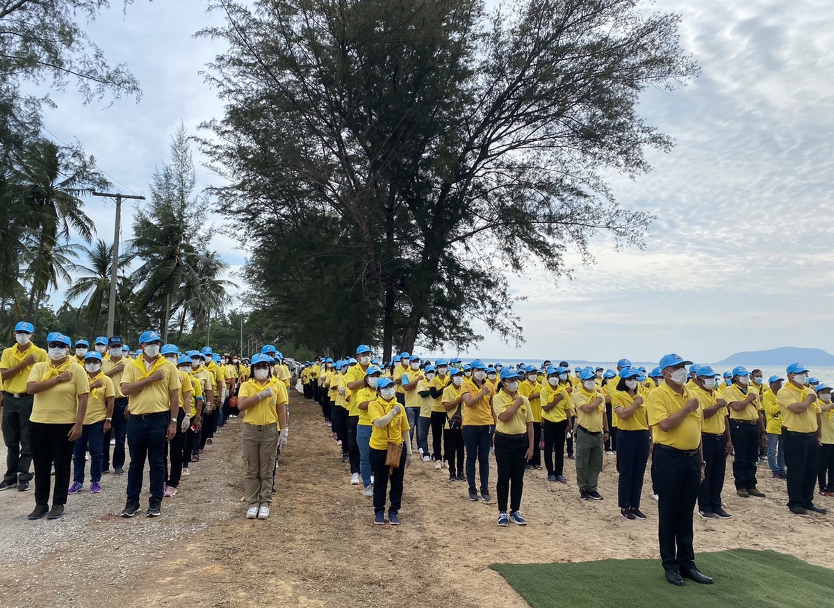 กลุ่มเหล็กสหวิริยาร่วมกิจกรรมจิตอาสา พระราชทาน พัฒนาชายหาดสวนหลวง-สนับสนุนน้ำดื่มจิตอาสา