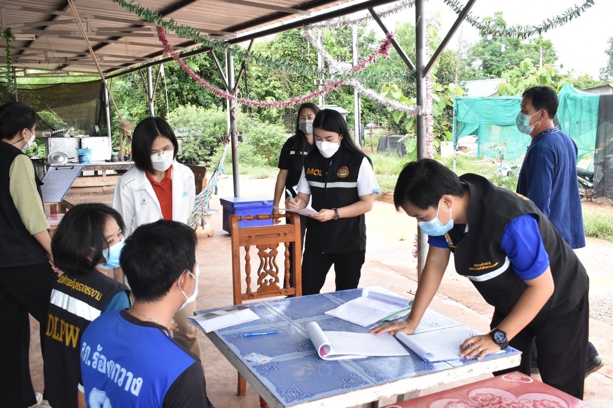 สนพ.แพร่ ร่วมออกตรวจบูรณาการตามแผนปฏิบัติการป้องกันการบังคับใช้แรงงานหรือบริการ และการค้ามนุษย์ด้านแรงงาน ประจำปีงบประมาณ พ.ศ. 2565