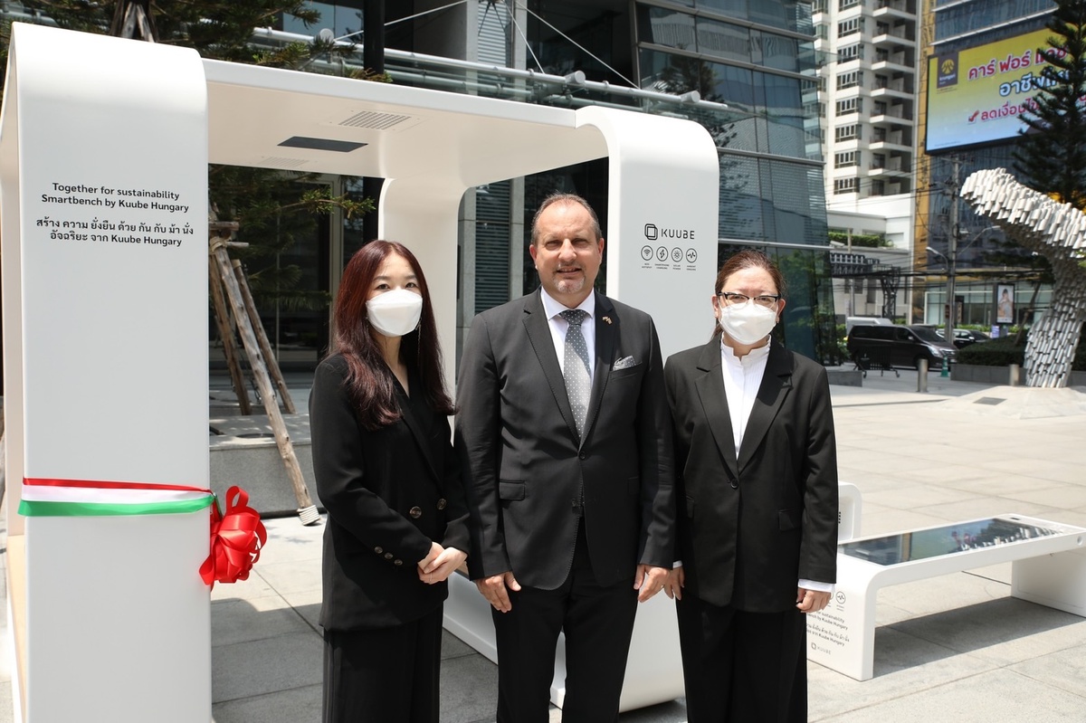 The world-class energy saving building, Park Ventures Ecoplex joins hands with the Embassy of Hungary in Thailand to exhibit solar-powered public smart bench KUUBE Plus Smart