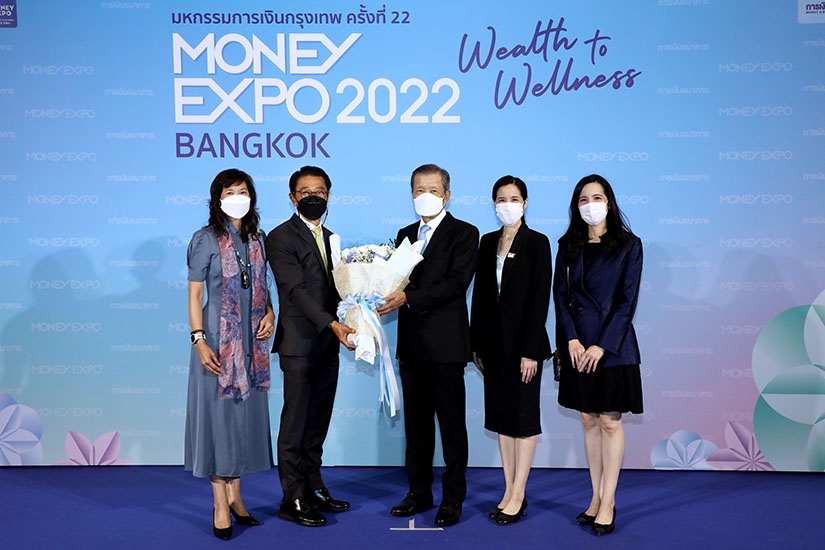 คุณโยธิน ดั๊บเบิ้ล เอ มอบช่อดอกไม้แสดงความยินดี งาน MONEY EXPO BANGKOK 2022