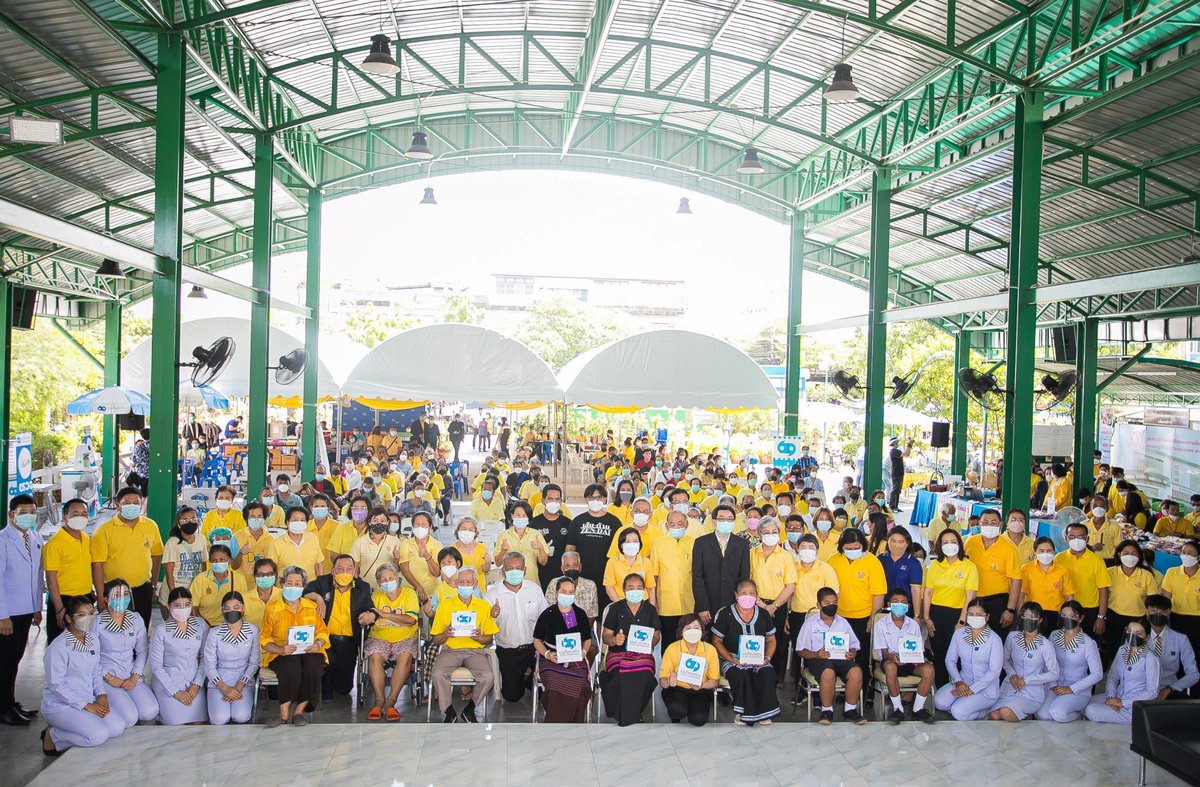 แว่นท็อปเจริญ ร่วมกับ กรมพัฒนาสังคมและสวัสดิการ จัดโครงการเฉลิมพระเกียรติฯ Giving Light มอบแว่นตา มอบแสงสว่างแห่งชีวิต