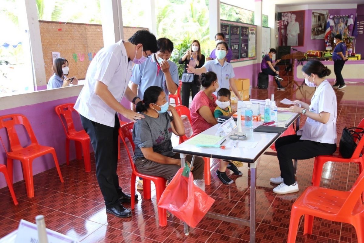 คณะแพทยศาสตร์ ร่วมกับ คณะสาธารณสุขศาสตร์ และโรงพยาบาลมหาวิทยาลัยพะเยา ลงพื้นที่ออกหน่วยบริการสุขภาพและจัดตั้งศูนย์สุขภาพ