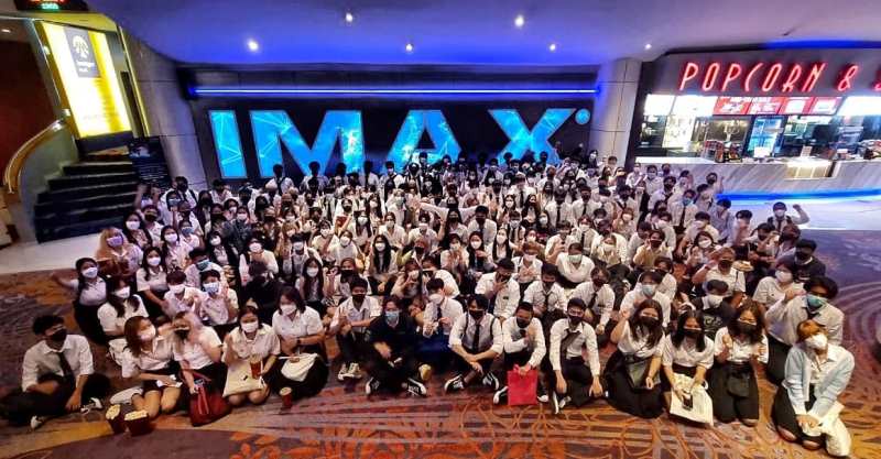 ปิ๊งไอเดีย! ต้อนรับน้องใหม่สร้างสรรค์ นำเฟรชชี่ DEK FILM65 ปิดโรงดูหนัง @IMAX เรียนกับตัวจริง ประสบการณ์จริง