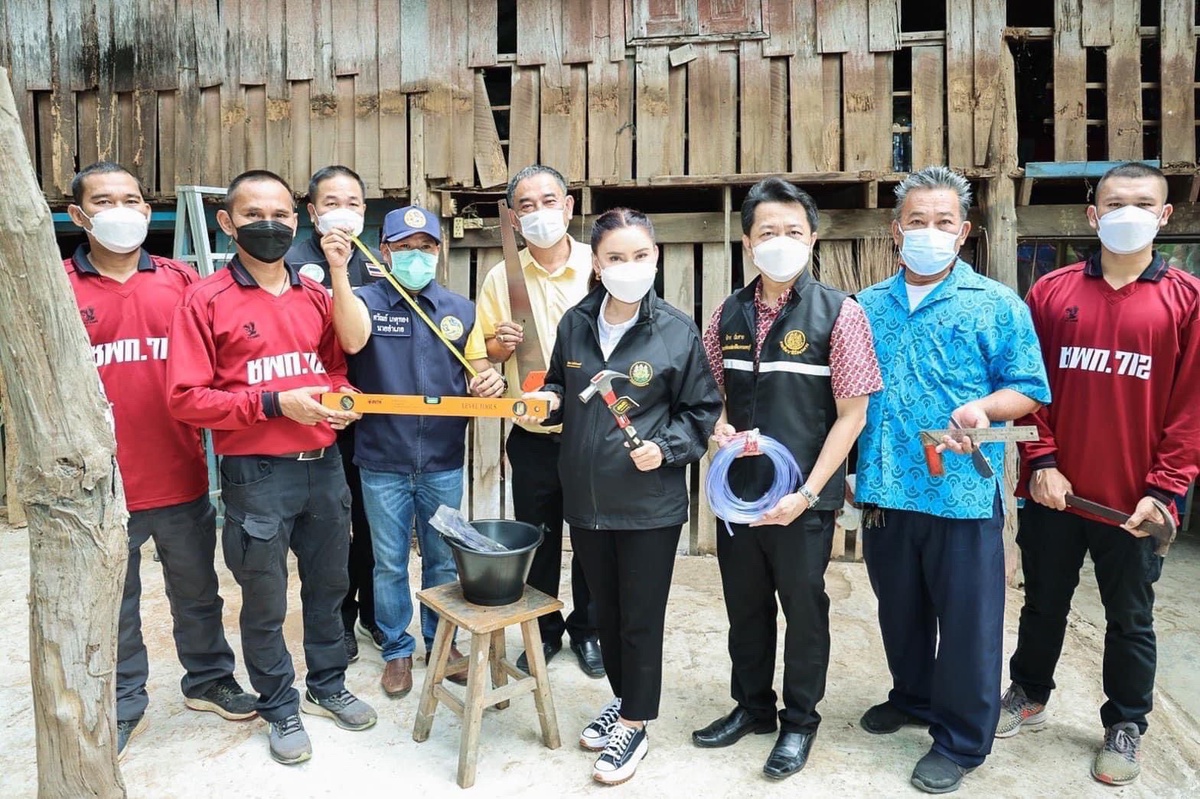 สำนักงานพัฒนาฝีมือแรงงานเพชรบุรี ร่วมบูรณาการกับหน่วยงานต่างๆ ในพื้นที่ จัดฝึกอบรมหลักสูตร ช่างไม้ก่อสร้าง ระหว่างวันที่ 4-8 กรกฎาคม 65