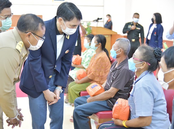 ราชวิทยาลัยจุฬาภรณ์ ร่วมกับสำนักงานสาธารณสุขจังหวัดเพชรบูรณ์ โรงพยาบาลเพชรบูรณ์ จัดบริการทางการแพทย์ส่องกล้องตรวจคัดกรองมะเร็งลำไส้ใหญ่และผ่าตัดเปลี่ยนกระจกตา