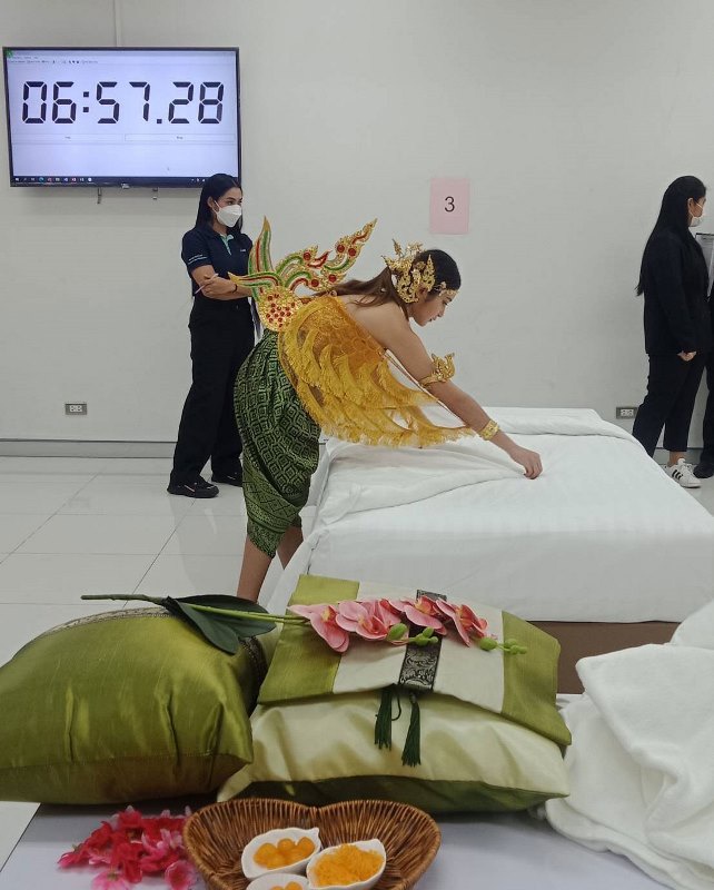 DEK การโรงแรมฯ SPU โชว์ทักษะการปูเตียงประกอบลีลา ด้วยชุดวรรณคดีไทย นางมโนห์รา คว้ารางวัล โครงการสุดยอดนักบริการ 2565