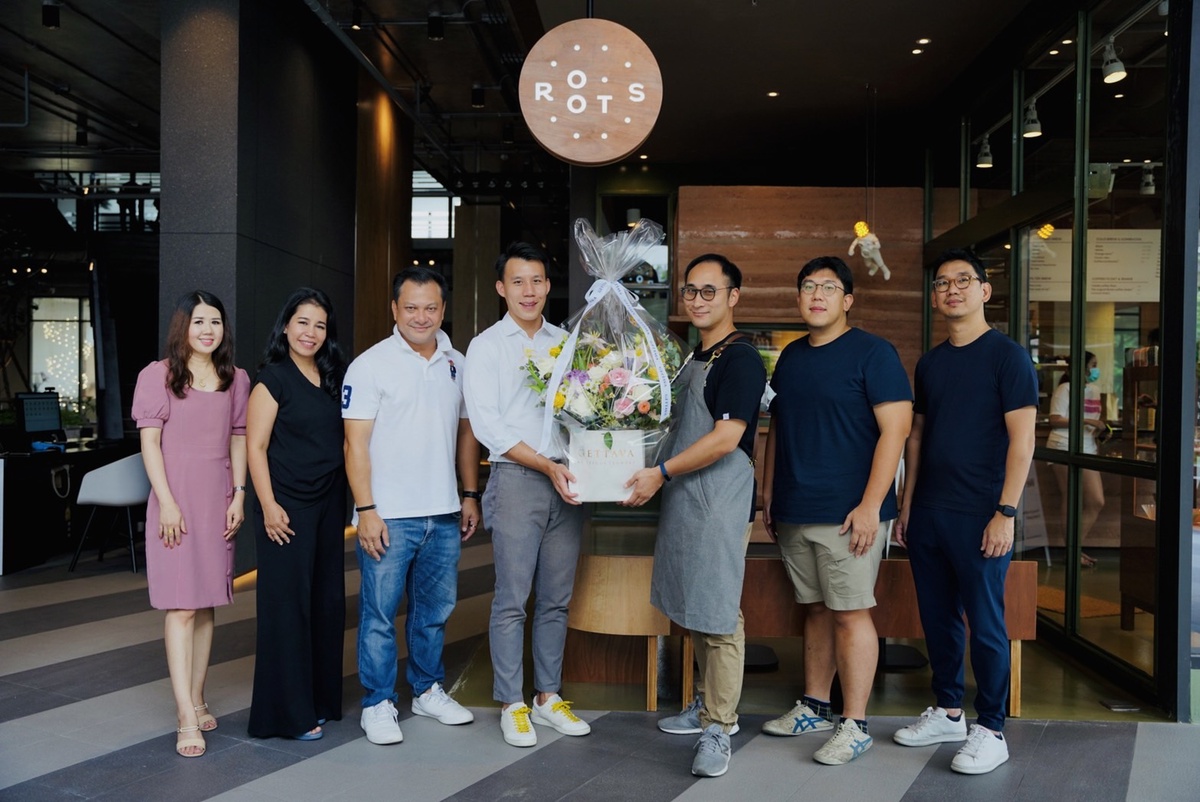 กวินทร์ เอี่ยมสกุลรัตน์ แสดงความยินดี ร้าน Roots at 111Praditmanutham สาขาใหม่