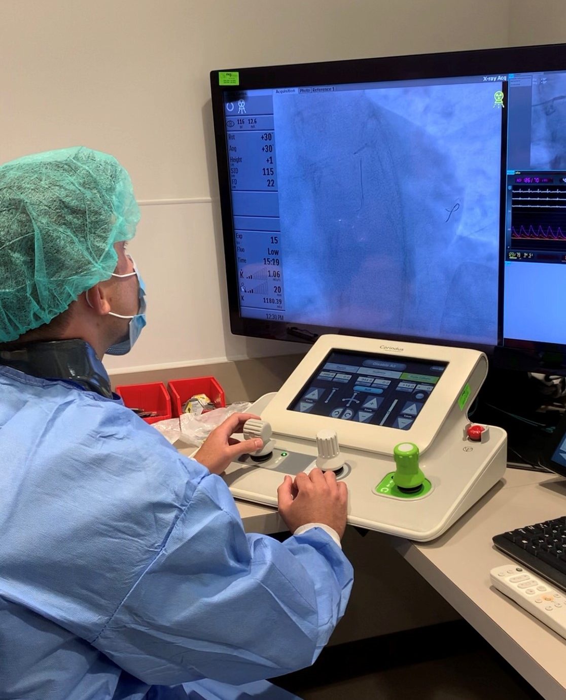 นักศึกษาแพทย์ที่จบจากมหาวิทยาลัยเซนต์จอร์จ เป็นหนึ่งในทีมศัลยแพทย์ผ่าตัดหัวใจด้วยเทคโนโลยีหุ่นยนต์ครั้งแรกในโลก